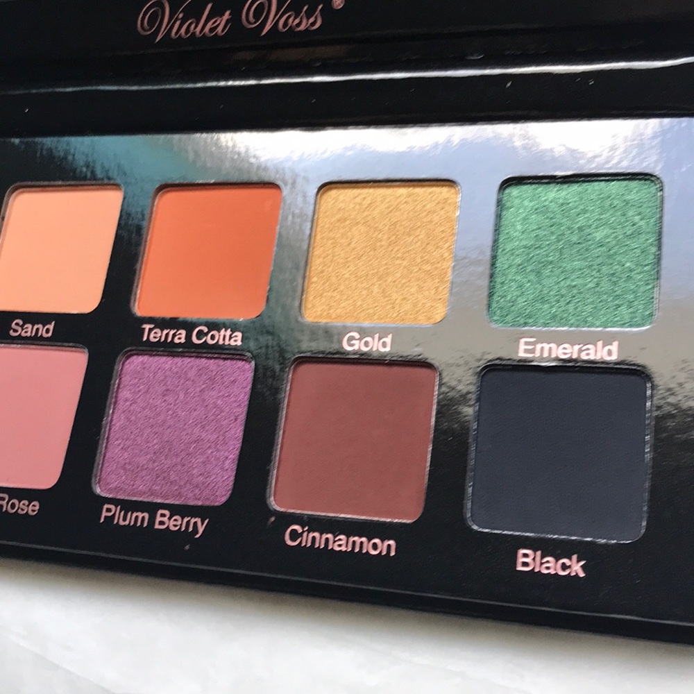Violet Voss Essentials eyeshadow palette - Picture 4 of 6